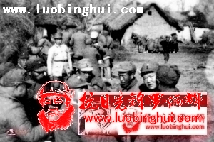 抗日战争时期，条件是无比艰苦的，然而军民一心共御外敌。1942年元旦，张云逸（中）、罗炳辉（右二）等在安徽盱眙县黄花塘新四军二师师部与干部、战士会餐。