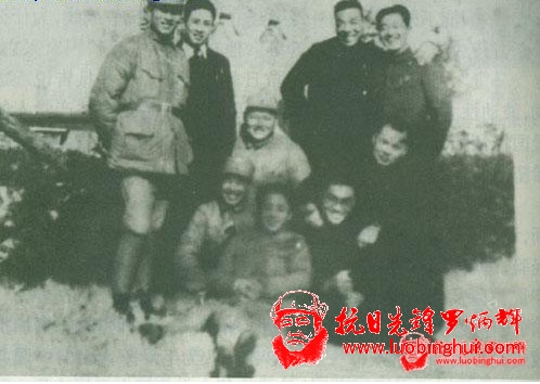 1938年，李涛(前排右一)与叶剑英(中排右一)、罗炳辉(中排右二)、张爱萍(后排右一)、聂鹤亭(后排右二)、童小鹏(前排右二)等在武汉中共中央长江局参谋处