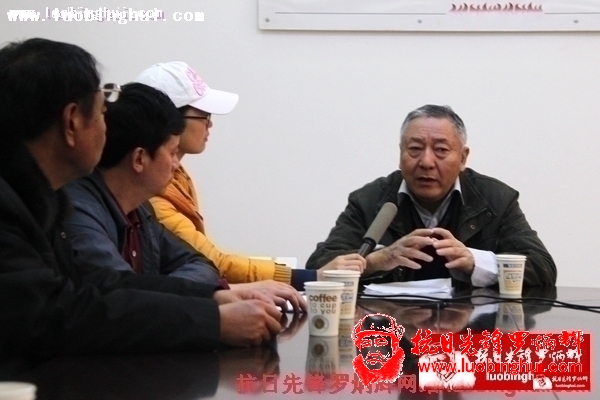 罗炳辉将军之子罗新安携带《战神罗炳辉》电视剧剧本来到彝良县