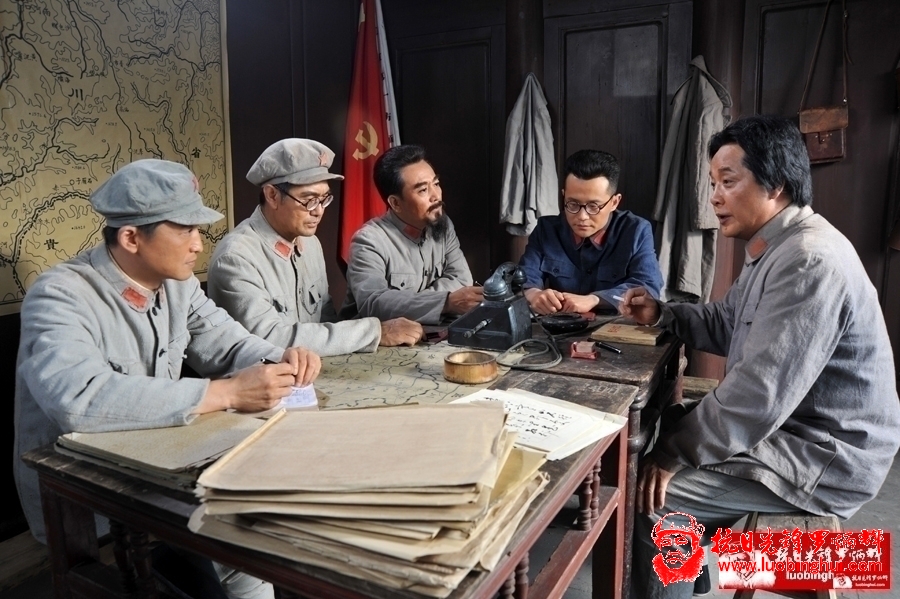 瓦房内召开政治局会议