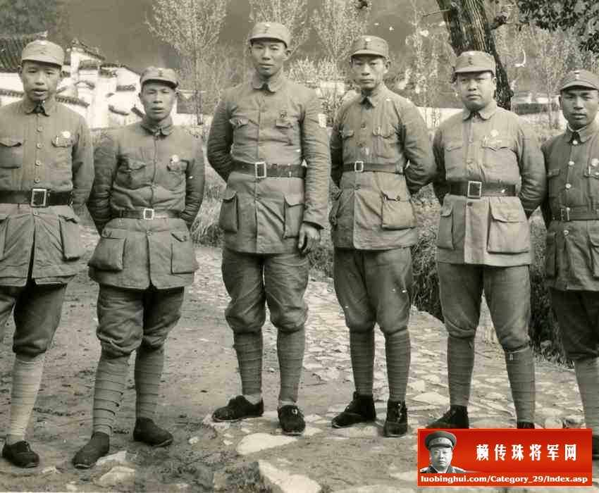 1938年，赖传珠将军与周子昆（右3）、张正坤（左3）、宋裕和（左2）、张元寿（右1）、罗湘涛（左1）等在皖南合影