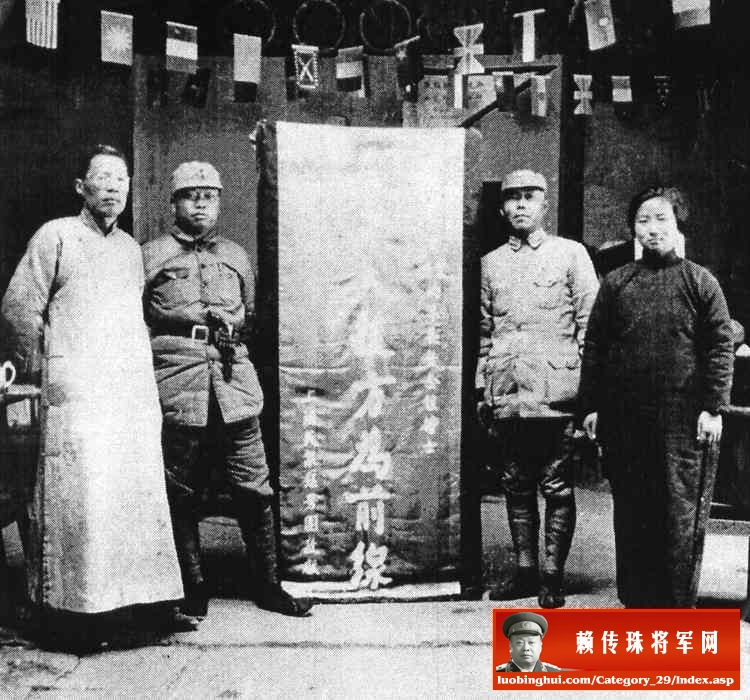 1938年，赖传珠将军（左2）和项英（右2）等在皖南泾县新四军军部接受上海民众慰问团慰问