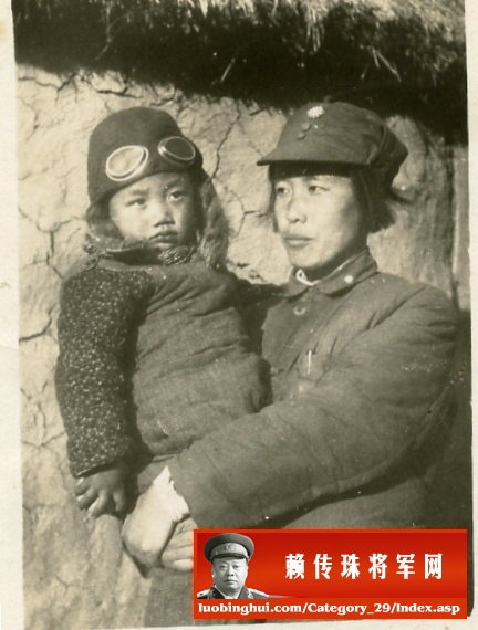 赖传珠将军夫人孙湘和儿子赖小鹏在江苏黄花塘留影