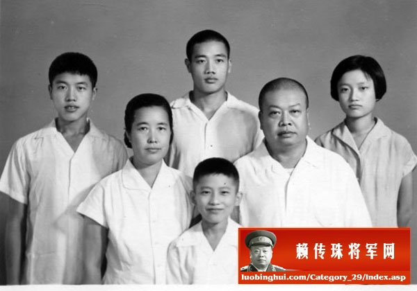 由左至右，左后，1，赖克游（大弟），2，赖小鹏，3，赖迎利（妹）。左中，1，孙湘（母），2，赖传珠（父）。左前，赖小津（小弟）