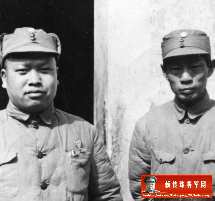 1939年2月，赖传珠将军与周子昆在一起