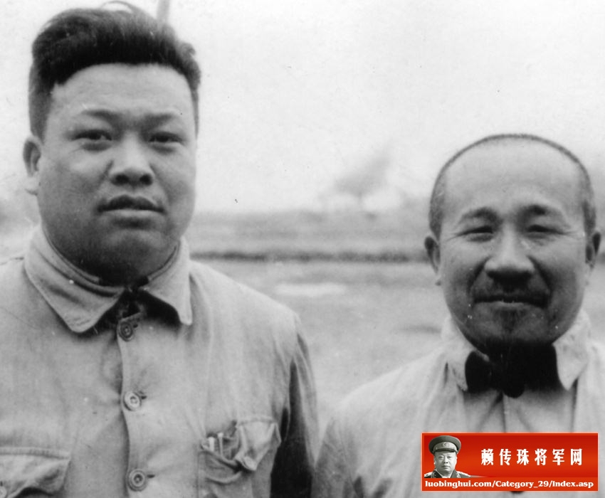 1939年，赖传珠将军在江北指挥部和张云逸合影