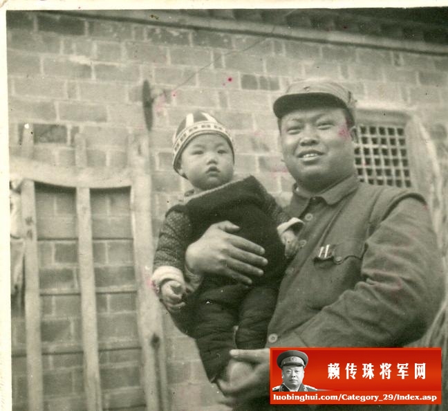 1942年，赖传珠将军与其子赖小鹏在盐城