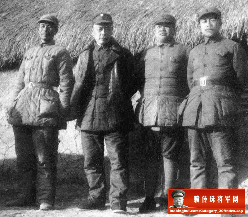 1943年，江苏黄花塘新四军新军部领导人合影。左起：曾山（华中局组织部长）、陈毅（新四军军长）、赖传珠（新四军参谋长）、饶漱石（新四军政委）