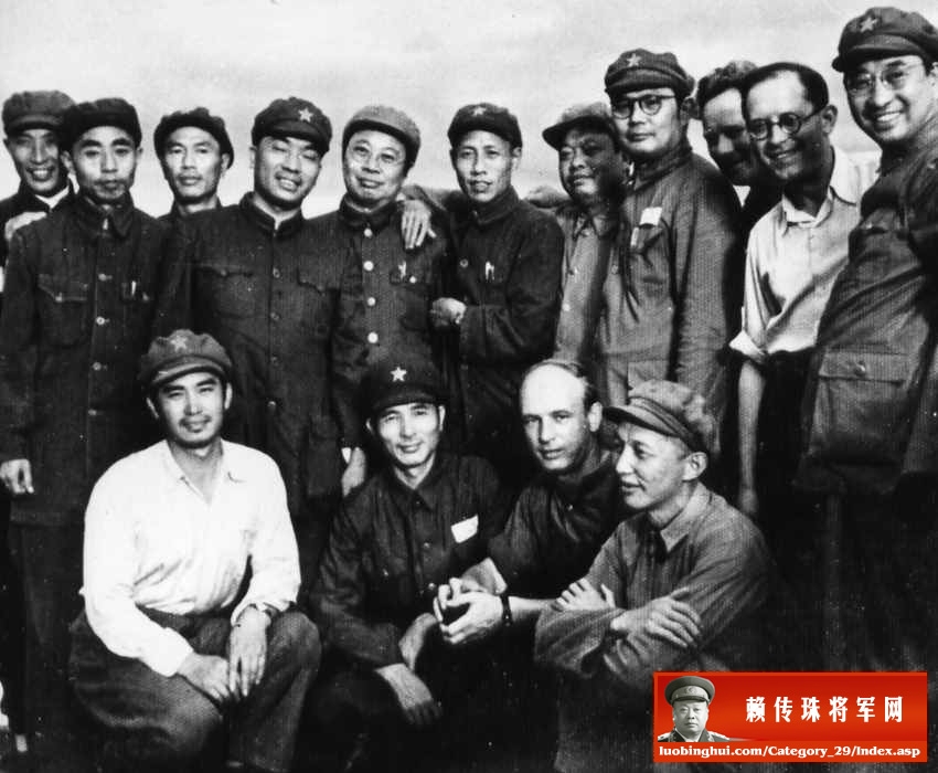 1949年，赖传珠将军在广州与十五兵团部分高级指挥员合影。前——左2：肖向荣、左4：洪学智；后——左3：邓华、左4：方强、左5：方方、左6：吴富善、左7：赖传珠、左8：叶剑英、左11：陈赓