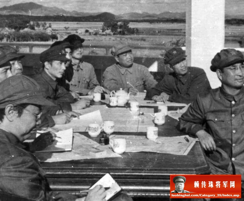 解放两广时赖传珠将军等研究布署工作。右3为赖传珠、右1为陈赓