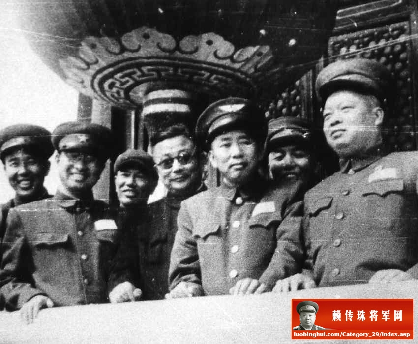 赖传珠将军（右1）与陈赓（左2）、李克农（左4）等在北京天安门城楼上。